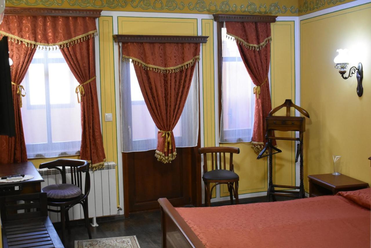 Family Hotel At Renaissance Square Plovdiv Kültér fotó