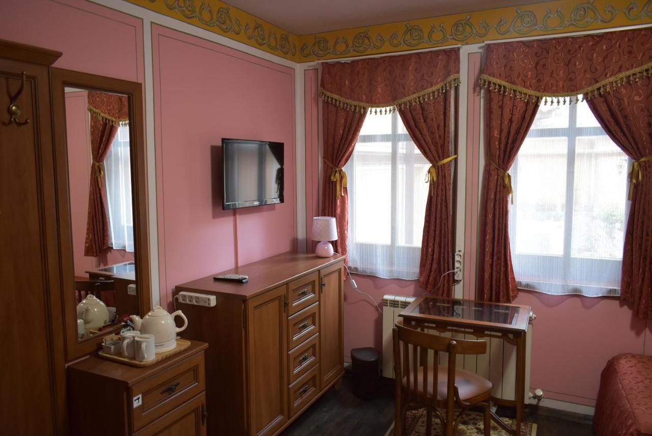 Family Hotel At Renaissance Square Plovdiv Kültér fotó