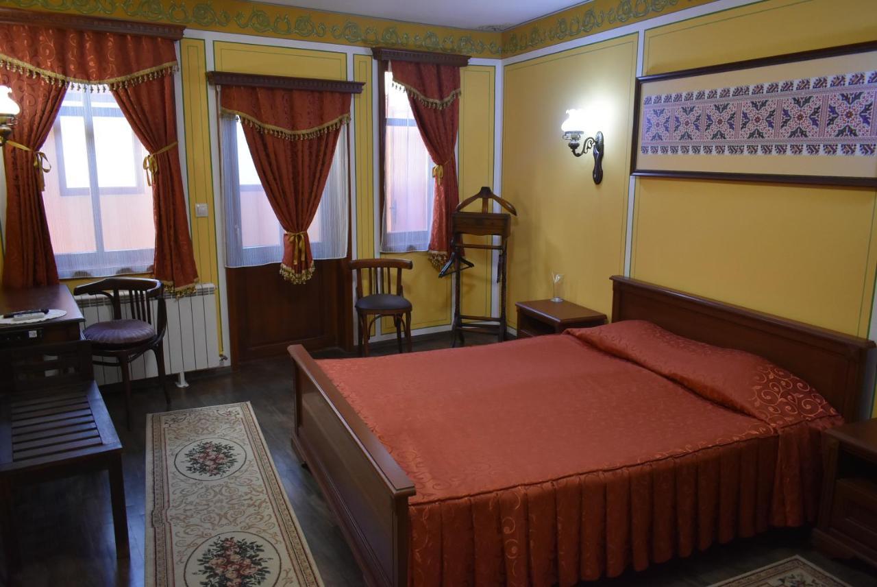 Family Hotel At Renaissance Square Plovdiv Kültér fotó