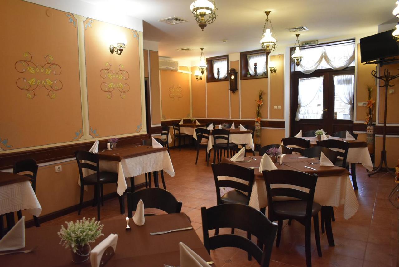 Family Hotel At Renaissance Square Plovdiv Kültér fotó