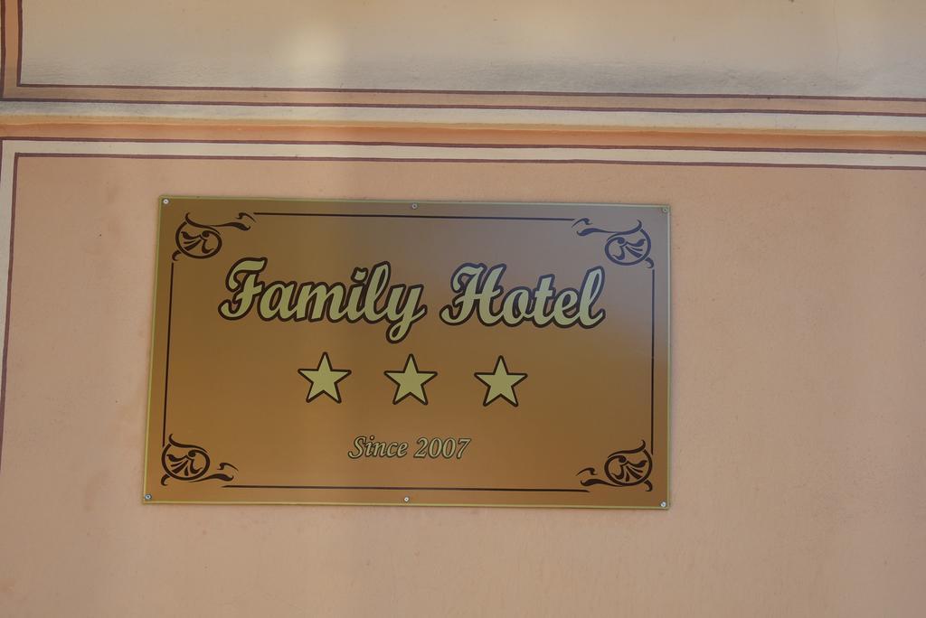 Family Hotel At Renaissance Square Plovdiv Kültér fotó