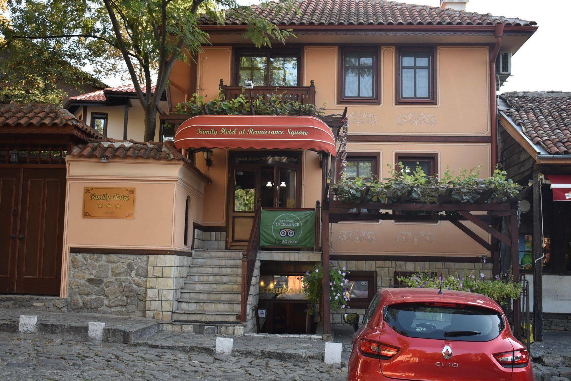 Family Hotel At Renaissance Square Plovdiv Kültér fotó