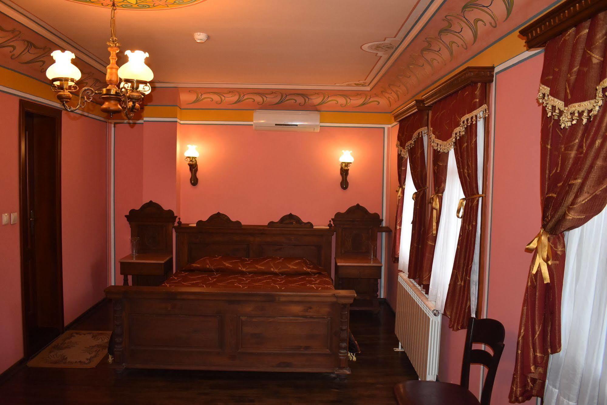 Family Hotel At Renaissance Square Plovdiv Kültér fotó